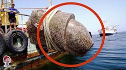Средиземное море, подъём головы статуи фараона со дна.jpg